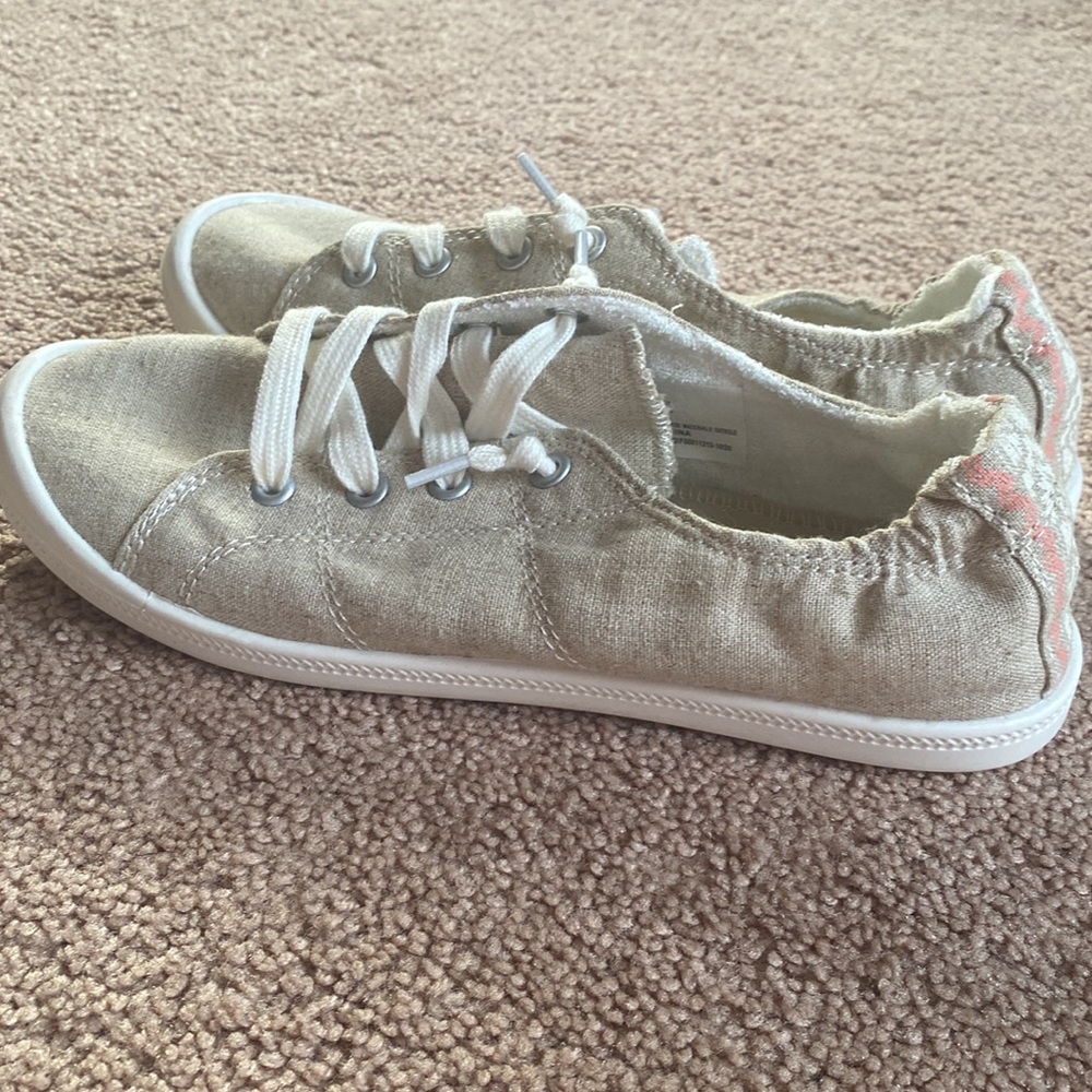 Cute basic sneaks - Picture 2 of 3